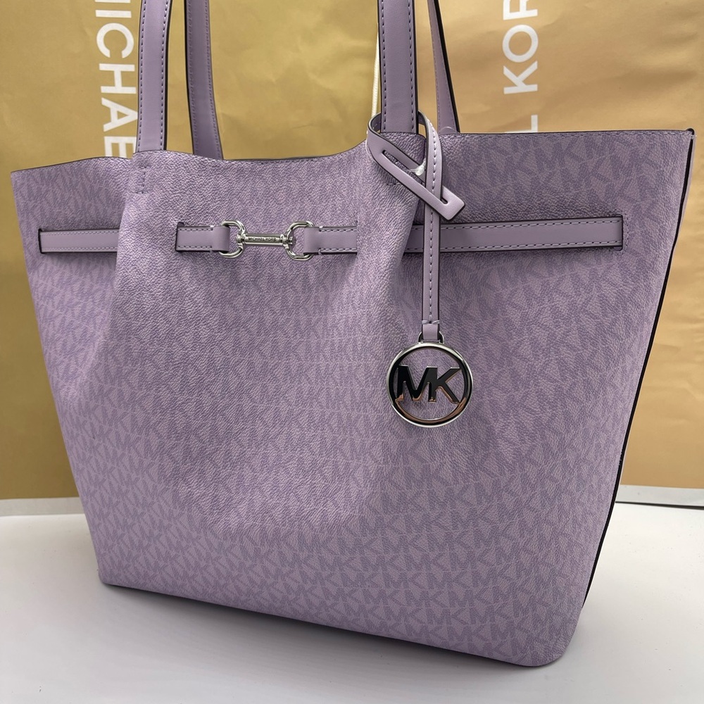 MICHAEL KORS Carson Large Signature Logo Shoulder Tote Bag
Light Quartz
NWT - Picture 16 of 16